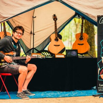 stand avec un vendeur de guitares