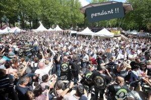 défi-guitare avec 500 guitaristes place de Saint-Quentin Aisne